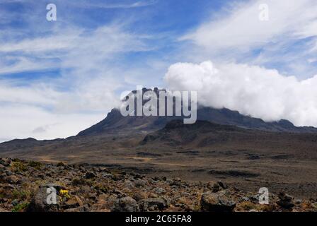 Vue depuis le mt Kilimanjaro sur le sommet de Mawenzi en Tanzanie Banque D'Images