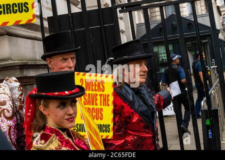 Londres, Royaume-Uni. 7 juillet 2020. Les artistes de cirque protestent en demandant l'appui financier du gouvernement pour leur industrie. Ils ont tenté de remettre une lettre à Downing Street London Credit: Ian Davidson/Alay Live News Banque D'Images