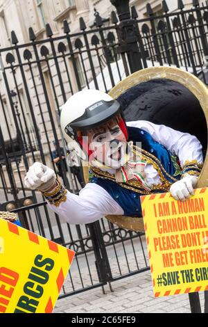 Londres, Royaume-Uni. 7 juillet 2020. Les artistes de cirque protestent en demandant l'appui financier du gouvernement pour leur industrie. Ils ont tenté de remettre une lettre à Downing Street London Credit: Ian Davidson/Alay Live News Banque D'Images