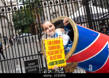 Londres, Royaume-Uni. 7 juillet 2020. Les artistes de cirque protestent en demandant l'appui financier du gouvernement pour leur industrie. Ils ont tenté de remettre une lettre à Downing Street London Credit: Ian Davidson/Alay Live News Banque D'Images