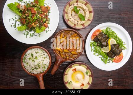 Table avec plats libanais typiques, warak enab, ocra Banque D'Images