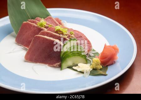 Cuisine japonaise typique Tuna Tataki Banque D'Images