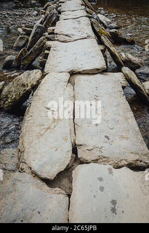 Tarr marches clapper Bridge traversant la rivière Barle dans le parc national d'Exmoor, Somerset, Angleterre, Royaume-Uni Banque D'Images