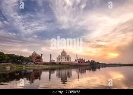 Taj Mahal tiré du bateau à Yamuna River au coucher du soleil Agra, Inde. Banque D'Images