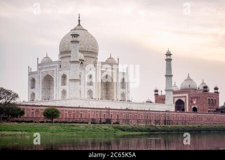 Taj Mahal tiré du bateau à Yamuna River au coucher du soleil Agra, Inde. Banque D'Images