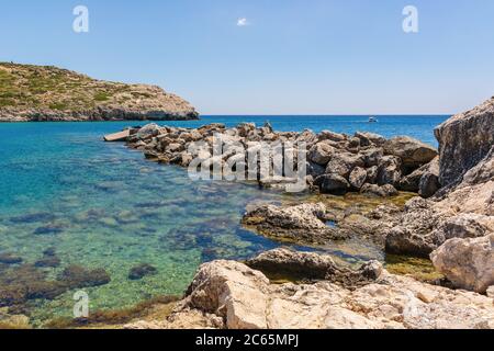 Côte Rocheuse de Kolymbia bay en journée ensoleillée. L'île de Rhodes, Grèce Banque D'Images