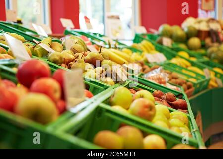 La zone de fruits fourrée avec des pommes et des poires au supermarché Banque D'Images