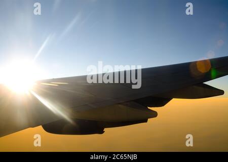 Avion aile contre le soleil avec la lumière de lumière Banque D'Images