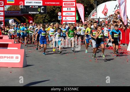 ODESSA, UKRAINE - VERS SEPTEMBRE 2019 : les enfants courir un semi-marathon à Odessa. Concept de course à pied enfant. Banque D'Images