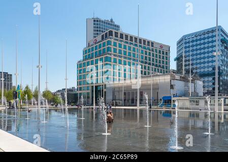 Les gens se rafraîchissent dans les fontaines d'eau du miroir d'eau de la place du Centenaire, Birmingham, Royaume-Uni Banque D'Images