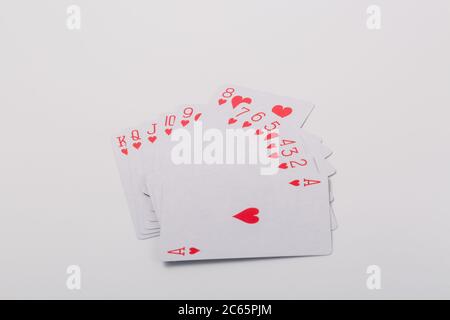 Cartes à jouer étendues sur fond blanc Banque D'Images