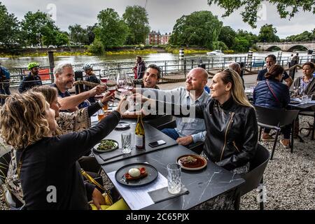 Les gens d'Angleterre ont pu retourner dans les pubs et les restaurants pendant le week-end après que les restrictions de pandémie de coronavirus aient été assouplies dans certaines parties du Royaume-Uni Banque D'Images