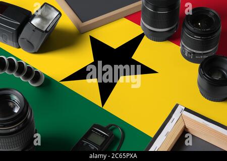 Drapeau national du Ghana avec vue de dessus de l'équipement et des outils de photographe personnel sur table en bois blanc, espace de copie. Banque D'Images