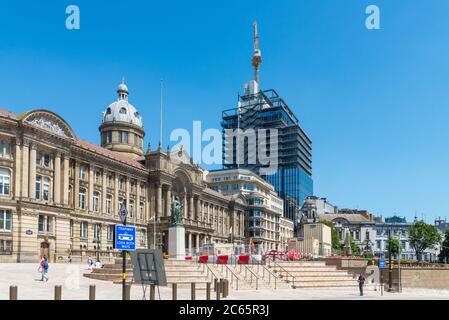 Birmingham Council House et la statue de la reine Victoria à Victoria Square, au centre-ville de Birmingham avec 103 Colmore Row construction en arrière-plan Banque D'Images