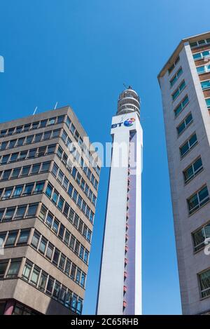 La tour BT dans le centre-ville de Birmingham a pris un sandwich entre deux remorqueuses immeubles de bureaux en hauteur Banque D'Images