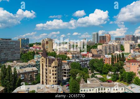 Panorama urbain de Kiev en une chaude journée d'été. Bâtiments anciens et modernes à Kiev, Ukraine Banque D'Images