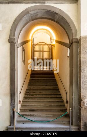 Ancienne entrée en haut des escaliers, au milieu d'une arche. Banque D'Images