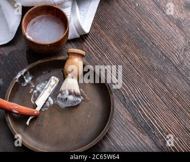 Rasage traditionnel plat posez sur une table en bois sombre Banque D'Images