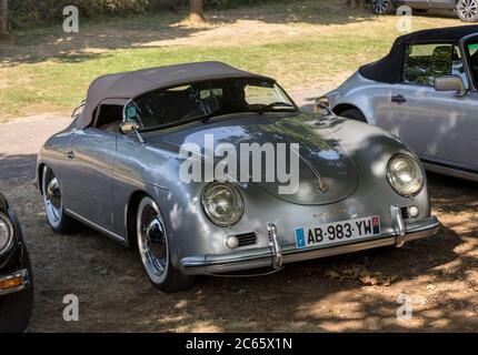 Eyrignac, France - 2 septembre 2018 : voiture Porsche 911 garée à Eyrignac en Dordogne. France Banque D'Images