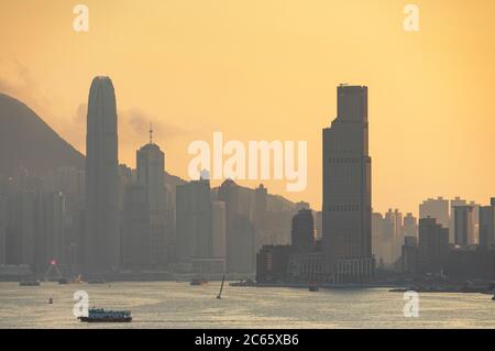 L'île de Hong Kong et les gratte-ciel de Tsim Sha Shui au coucher du soleil, à Hong Kong Banque D'Images