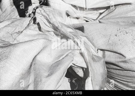 Sacs en plastique à membrane en toile blanche avec déchets de construction Banque D'Images