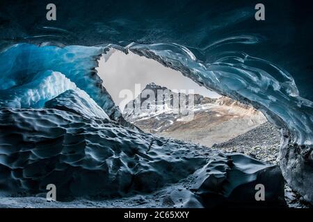 Vue depuis une grotte de glace sous un glacier Banque D'Images