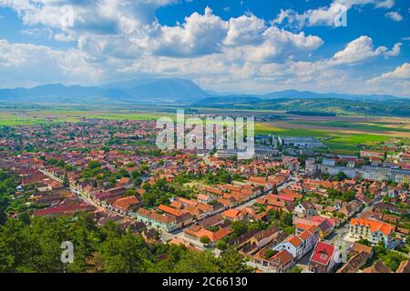 Ville médiévale de Rasnov en Roumanie, scène aérienne de la ville historique saxonne pendant l'été Banque D'Images