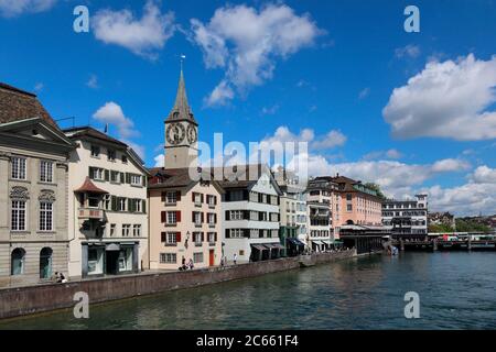 Suisse, Zurich, maisons sur les rives de la Limmat Banque D'Images