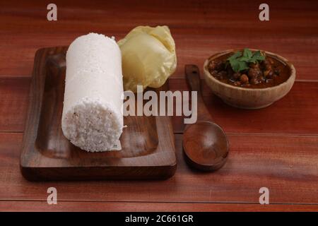 Puttu,Puttu de riz cru,Arisi Maavu Puttu avec le chana ou le cari kadala, le bengal gramme de cuirry  produits de petit déjeuner faits à partir de farine de riz cru, une combinaison idéale Banque D'Images