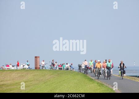 Cycliste et monument sur la digue à Cuxhaven-Döse, Mer du Nord spa Cuxhaven, Basse-Saxe, Allemagne, Europe Banque D'Images