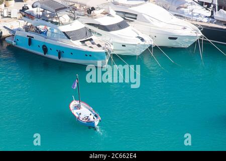 Vue aérienne d'un petit bateau de pêcheur et d'un yacht sur la Côte d'Azur Banque D'Images