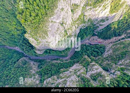 Étroit canyon vue d'en haut, vue aérienne de la route sur la vallée de montagne, Gorges de Bicaz en Roumanie d'en haut Banque D'Images