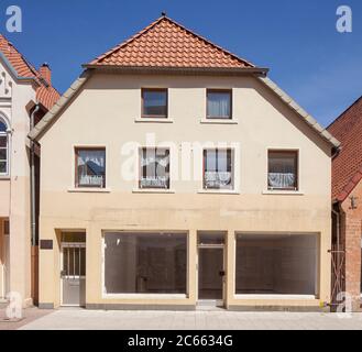 Bâtiment résidentiel et commercial récemment rénové, dans la rue commerçante Große Straße, Verden, Basse-Saxe, Allemagne, Europe Banque D'Images