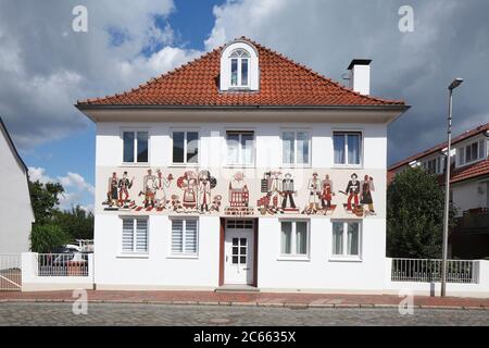 Maison résidentielle moderne peinte, habitation multiple, Diepholz, Basse-Saxe, Allemagne, Europe Banque D'Images