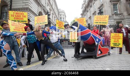 Londres, Royaume-Uni. , . Des artistes de cirque de Downing Street appellent le gouvernement pour leur droit de rouvrir. Ils sont exclus du plan de la revue des arts du gouvernement. Credit: Tommy London/Alay Live News Banque D'Images