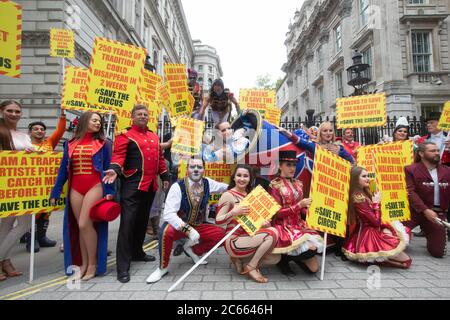 Londres, Royaume-Uni. , . Des artistes de cirque de Downing Street appellent le gouvernement pour leur droit de rouvrir. Ils sont exclus du plan de la revue des arts du gouvernement. Credit: Tommy London/Alay Live News Banque D'Images