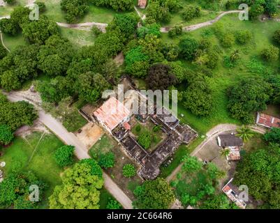 Photo aérienne de l'ancien fort colonial allemand Deutsch à Bagamoyo ville historique près de Dar es Salaam sur la côte de l'océan Indien Banque D'Images