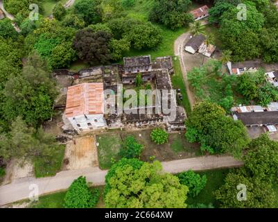 Photo aérienne de l'ancien fort colonial allemand Deutsch à Bagamoyo ville historique près de Dar es Salaam sur la côte de l'océan Indien Banque D'Images