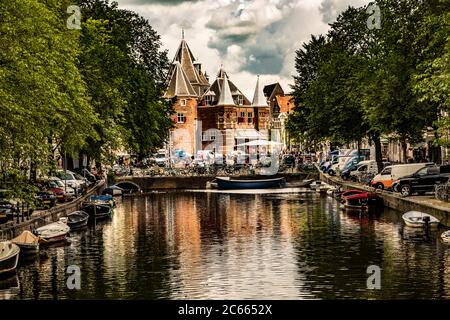 Vue sur un canal vers les maisons d'Amsterdam, Hollande, pays-Bas Banque D'Images