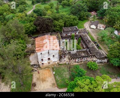 Photo aérienne de l'ancien fort colonial allemand Deutsch à Bagamoyo ville historique près de Dar es Salaam sur la côte de l'océan Indien Banque D'Images