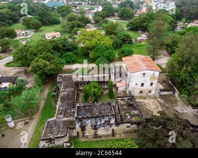Photo aérienne de l'ancien fort colonial allemand Deutsch à Bagamoyo ville historique près de Dar es Salaam sur la côte de l'océan Indien Banque D'Images