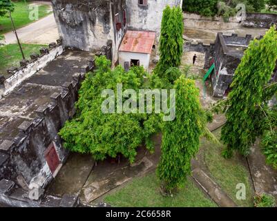 Photo aérienne de l'ancien fort colonial allemand Deutsch à Bagamoyo ville historique près de Dar es Salaam sur la côte de l'océan Indien Banque D'Images
