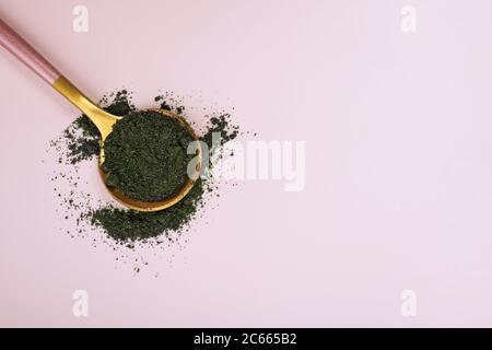 Spiruline ou chlorella en poudre dans la cuillère Banque D'Images