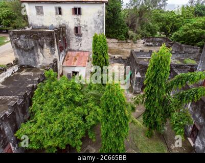 Photo aérienne de l'ancien fort colonial allemand Deutsch à Bagamoyo ville historique près de Dar es Salaam sur la côte de l'océan Indien Banque D'Images
