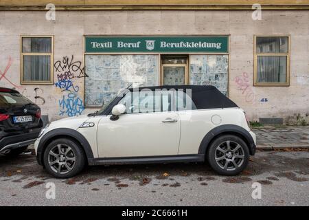 Mini Cooper devant un magasin fermé, Munich, Bavière, Allemagne Banque D'Images