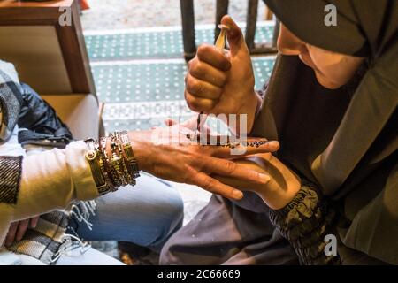 Peinture d'une main avec Henna à Marrakech, Maroc Banque D'Images