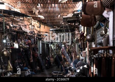 Rue commerçante à Marrakech, Maroc Banque D'Images