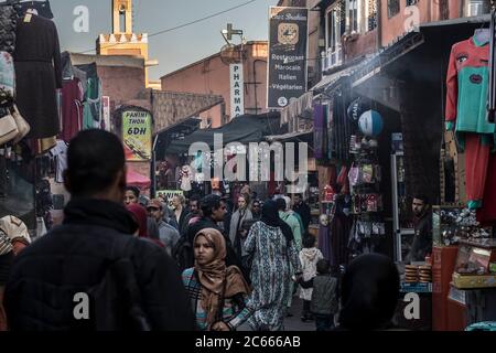 Allée dans le souk de Marrakech, Maroc Banque D'Images