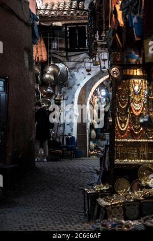 Ruelles étroites à travers un quartier d'affaires dans le Souk à Marrakech, Maroc Banque D'Images