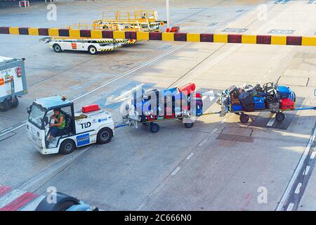 MADRID, ESPAGNE - 23 MAI 2017 : camion chargé de bagages depuis l'avion à l'aéroport. Banque D'Images